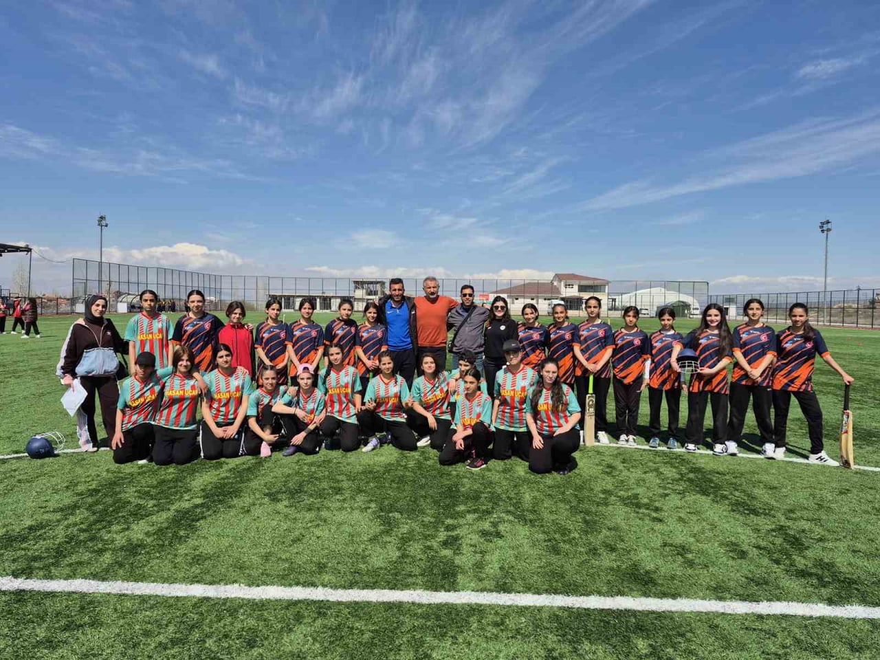 VAN’IN İPEKYOLU İLÇESİNDEKİ FEVZİ GEYİK ORTAOKULU; FUTSAL, KRİKET, RAGBİ, JUDO VE JİMNASTİK BAŞTA...