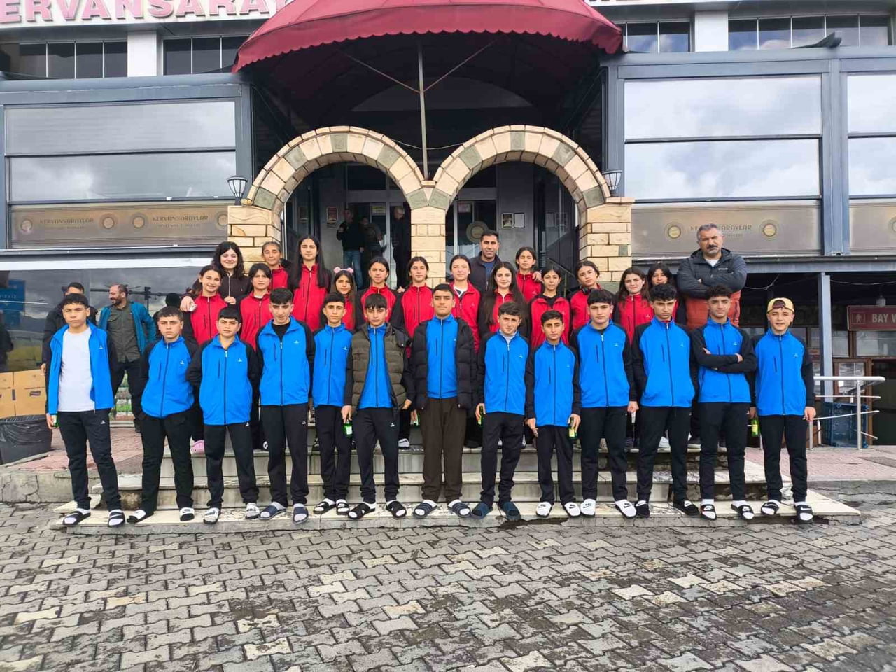 VAN’IN İPEKYOLU İLÇESİNDEKİ FEVZİ GEYİK ORTAOKULU; FUTSAL, KRİKET, RAGBİ, JUDO VE JİMNASTİK BAŞTA...
