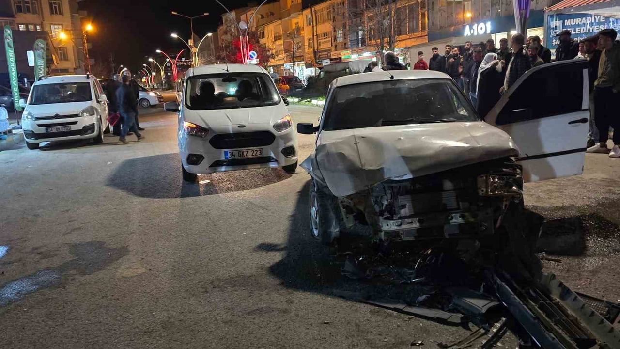 VAN’IN MURADİYE İLÇESİNDE 3 ARACIN KARIŞTIĞI TRAFİK KAZASINDA MADDİ HASAR MEYDANA GELDİ.