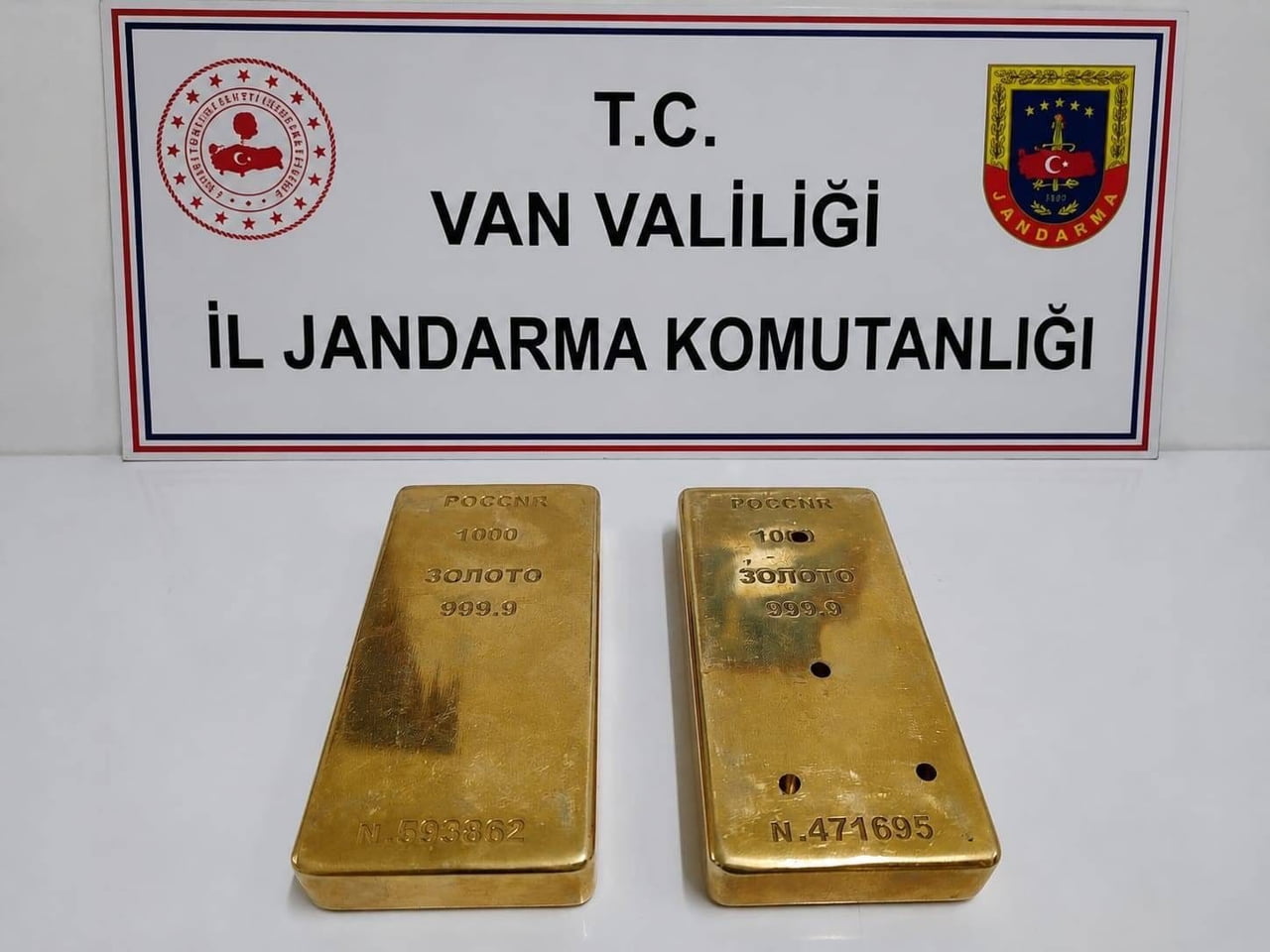 VAN’IN MURADİYE İLÇESİNDE JANDARMA EKİPLERİNCE YÜRÜTÜLEN OPERASYONDA 2 KİLOGRAM KÜLÇE ALTIN ELE...