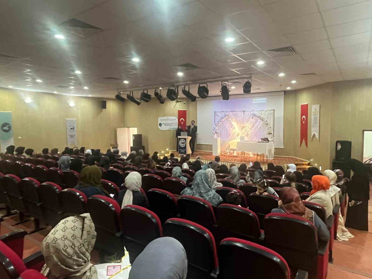 VAN’IN TUŞBA İLÇE MÜFTÜLÜĞÜNE BAĞLI VAN YÜNCÜ YIL ÜNİVERSİTE CAMİ KUR’AN KURSU’NDA  HAFIZLIK...