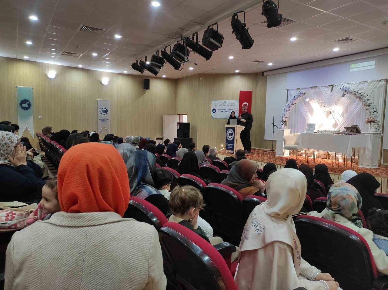 VAN’IN TUŞBA İLÇE MÜFTÜLÜĞÜNE BAĞLI VAN YÜNCÜ YIL ÜNİVERSİTE CAMİ KUR’AN KURSU’NDA  HAFIZLIK...