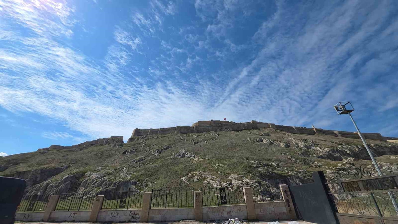VAN SEMALARINDA OLUŞAN KÜMÜLÜS BULUTLARI, KENTİN EN ÖNEMLİ TARİHİ SİMGELERİNDEN BİRİ OLAN VAN...