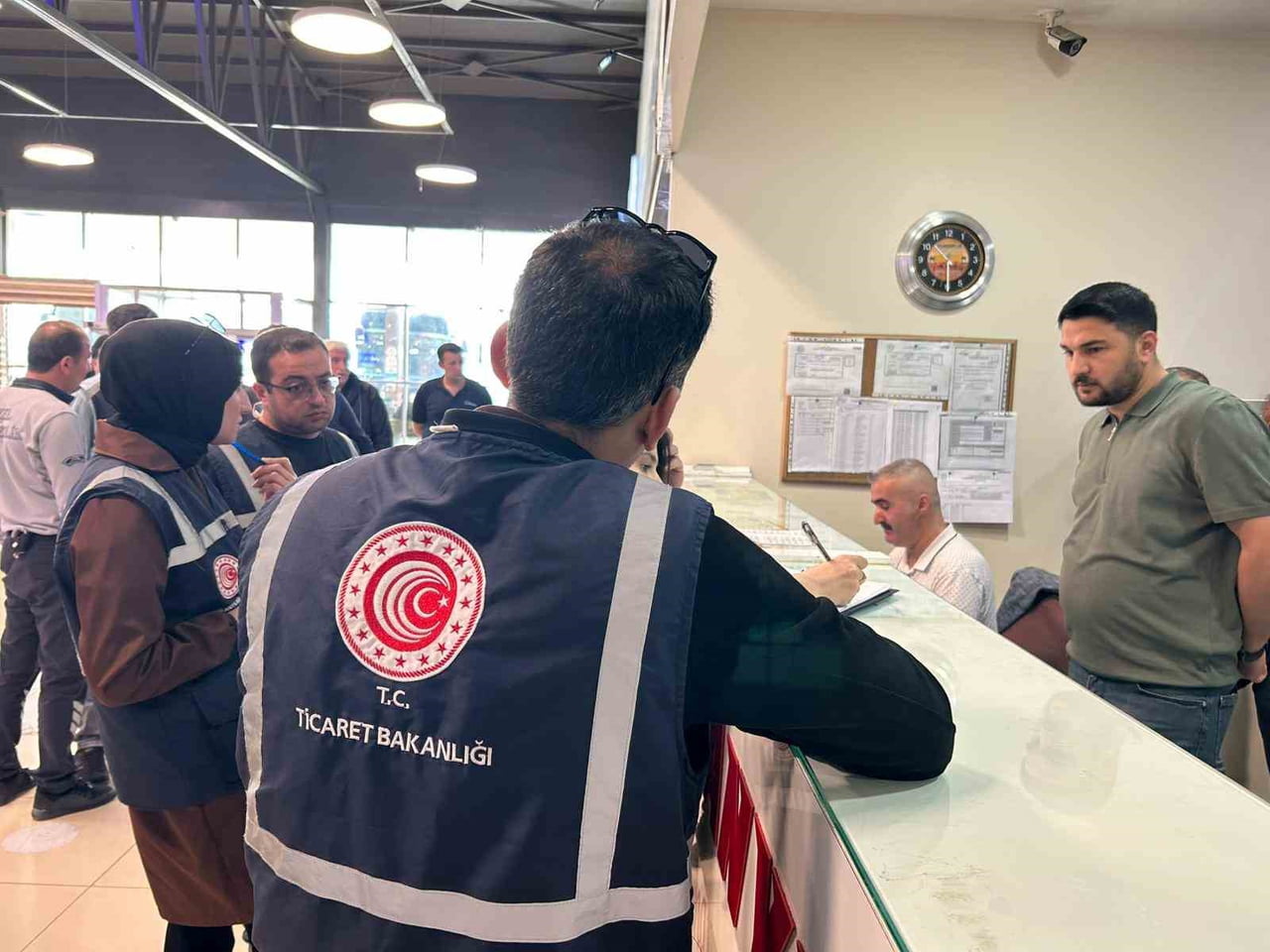 VAN TİCARET İL MÜDÜRLÜĞÜ EKİPLERİ KURBAN BAYRAMI ÖNCESİNDE OTOBÜS TERMİNALLERİNDE HAKSIZ FİYAT...
