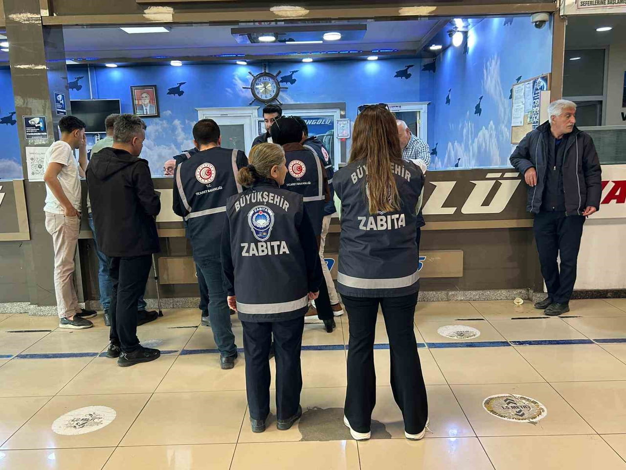 VAN TİCARET İL MÜDÜRLÜĞÜ EKİPLERİ KURBAN BAYRAMI ÖNCESİNDE OTOBÜS TERMİNALLERİNDE HAKSIZ FİYAT...