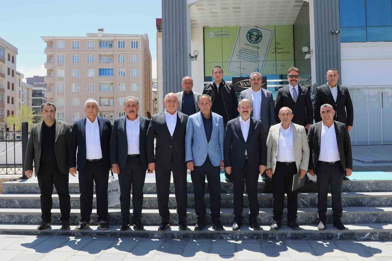 VAN TSO BAŞKANI NECDET TAKVA İLE BODRUM VANLILAR YARDIMLAŞMA VE DAYANIŞMA DERNEĞİ BAŞKANI İSHAK...