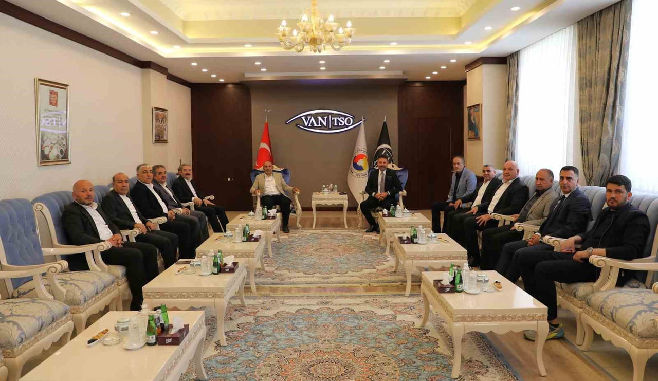 VAN TSO BAŞKANI NECDET TAKVA İLE BODRUM VANLILAR YARDIMLAŞMA VE DAYANIŞMA DERNEĞİ BAŞKANI İSHAK...