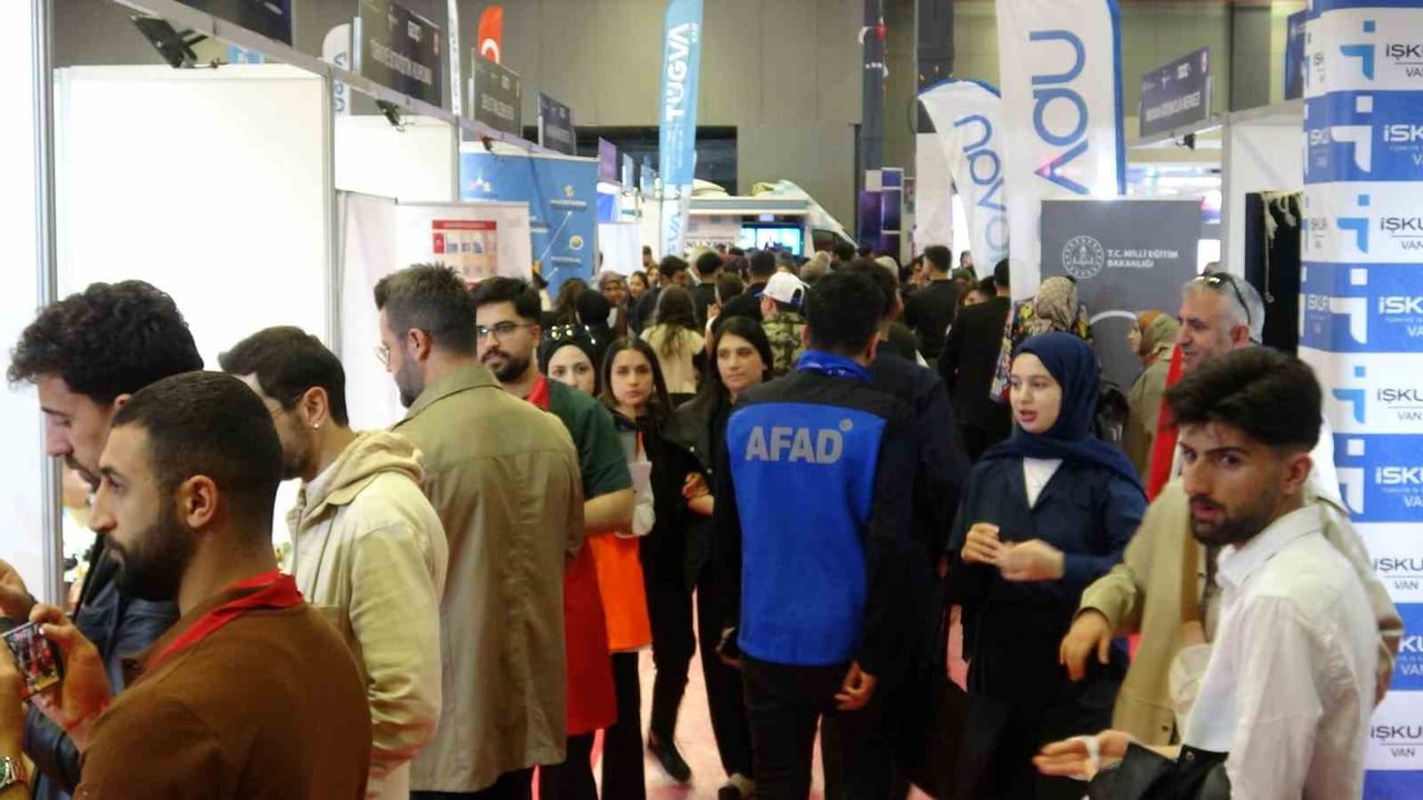 VAN YÜZÜNCÜN YIL ÜNİVERSİTESİ (YYÜ) ÖNCÜLÜĞÜNDE "GENÇLİĞİN ÜRETİM ÇAĞI" TEMASIYLA DÜZENLENEN DOĞU...