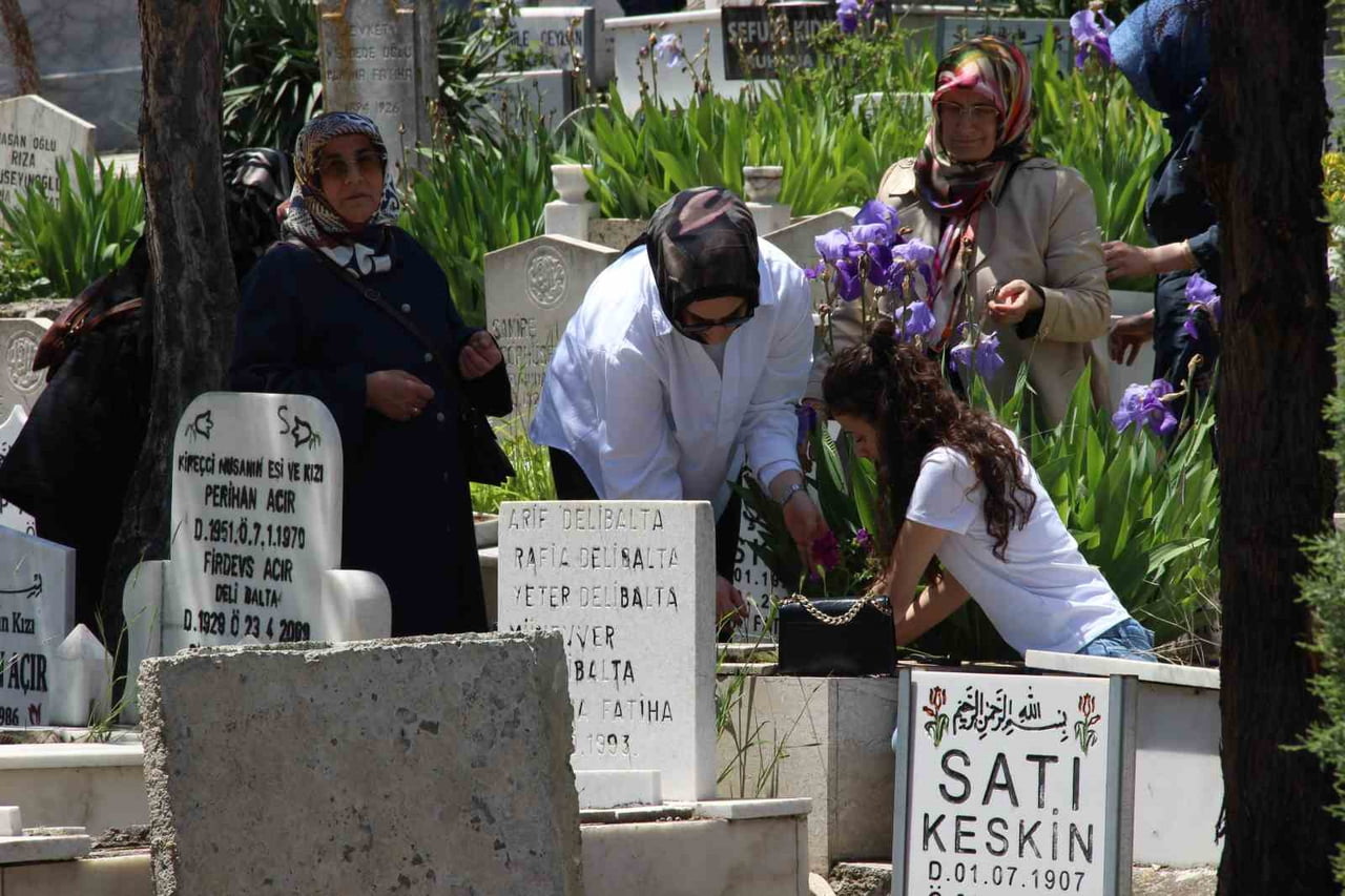 VATANDAŞLAR VEFAT EDEN AİLE BÜYÜKLERİNİ ZİYARETTE BULUNDU VATANDAŞLAR VEFAT EDEN AİLE BÜYÜKLERİNİ...