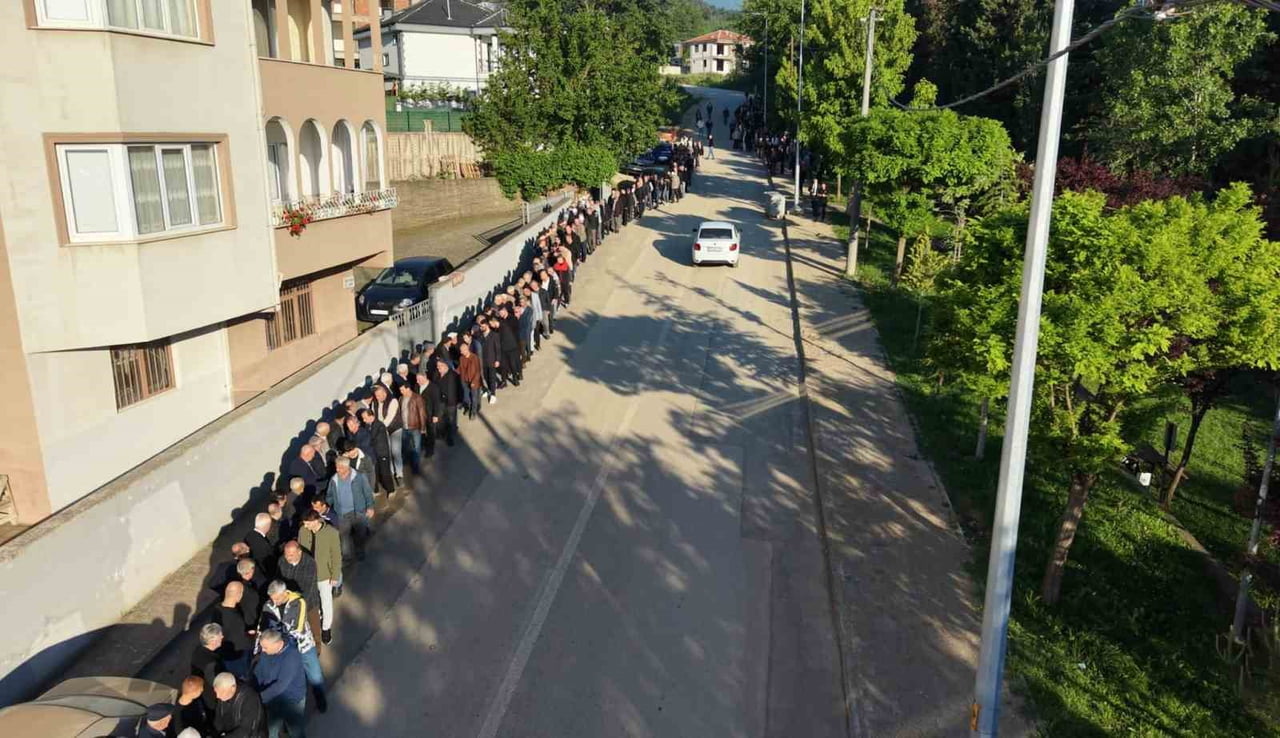 VATANDAŞLARIN BAYRAMLAŞMAK İÇİN OLUŞTURDUĞU KUYRUK 1 KİLOMETREYİ BULDU
