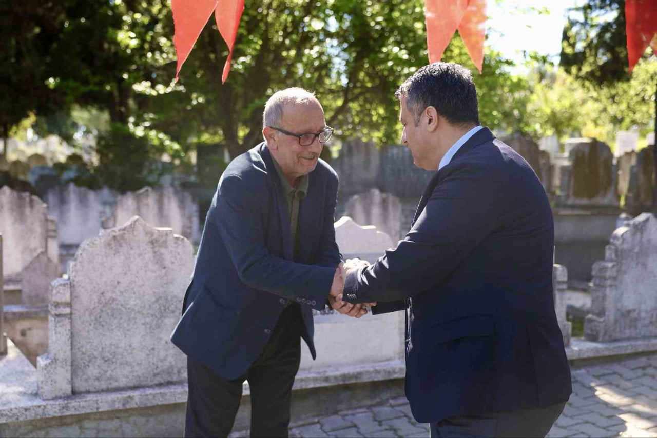 VATANDAŞLARIN KABİR ZİYARETLERİNİ DAHA RAHAT GERÇEKLEŞTİREBİLMESİ İÇİN ASFALT, ULAŞIM VE ALTYAPI...