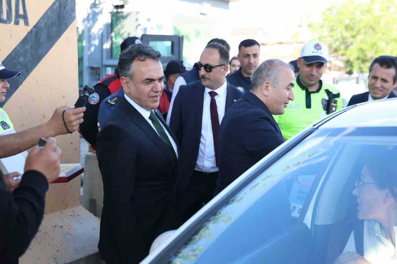 VATANDAŞLARLA SOHBET ETMESİ VE YOLCULARA ÇİKOLATA İKRAM EDİLMESİ