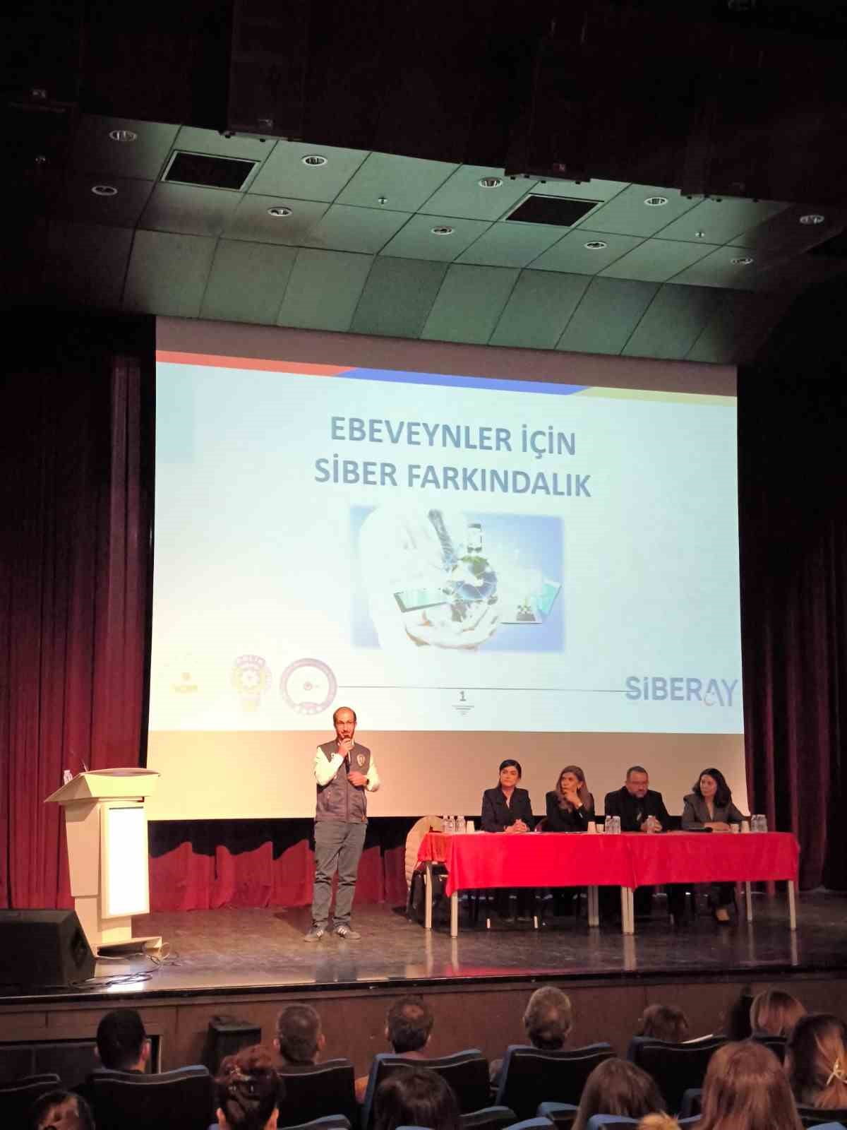 VELİLERE SİBER GÜVENLİK EĞİTİMİ: KARS EMNİYETİ’NDEN FARKINDALIK SEMİNERİ(KARS-İHA)