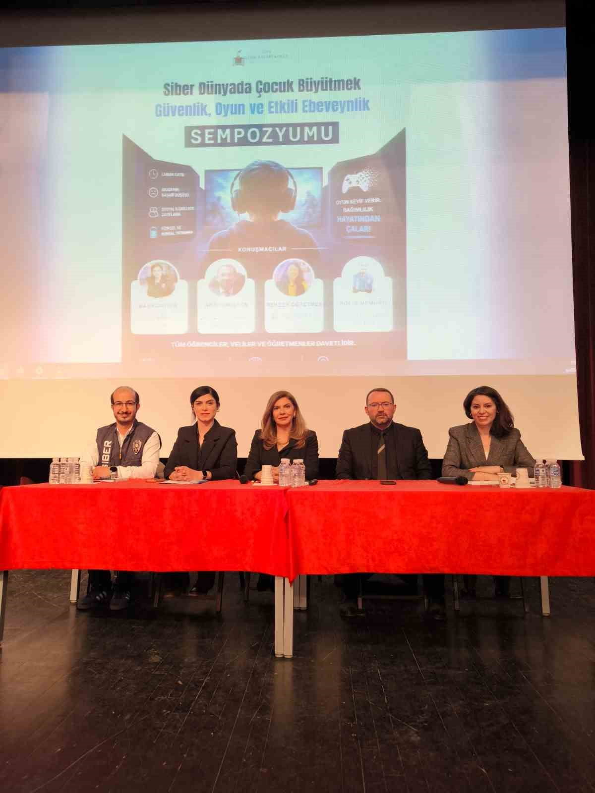VELİLERE SİBER GÜVENLİK EĞİTİMİ: KARS EMNİYETİ’NDEN FARKINDALIK SEMİNERİ(KARS-İHA)