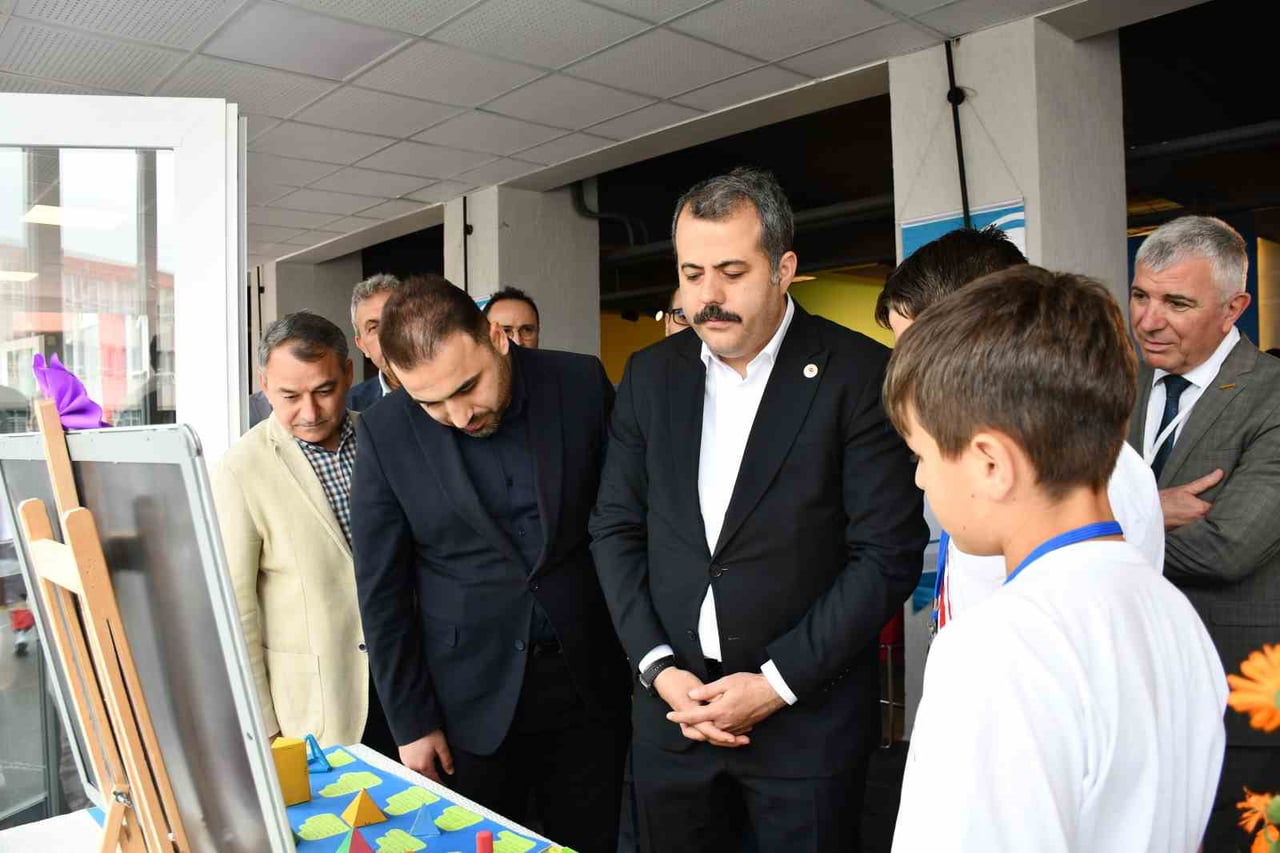VEZİRKÖPRÜ YATILI BÖLGE ORTAOKULU’NDA BU YIL DÖRDÜNCÜSÜ DÜZENLENEN TÜBİTAK 4006 BİLİM FUARI, YOĞUN...