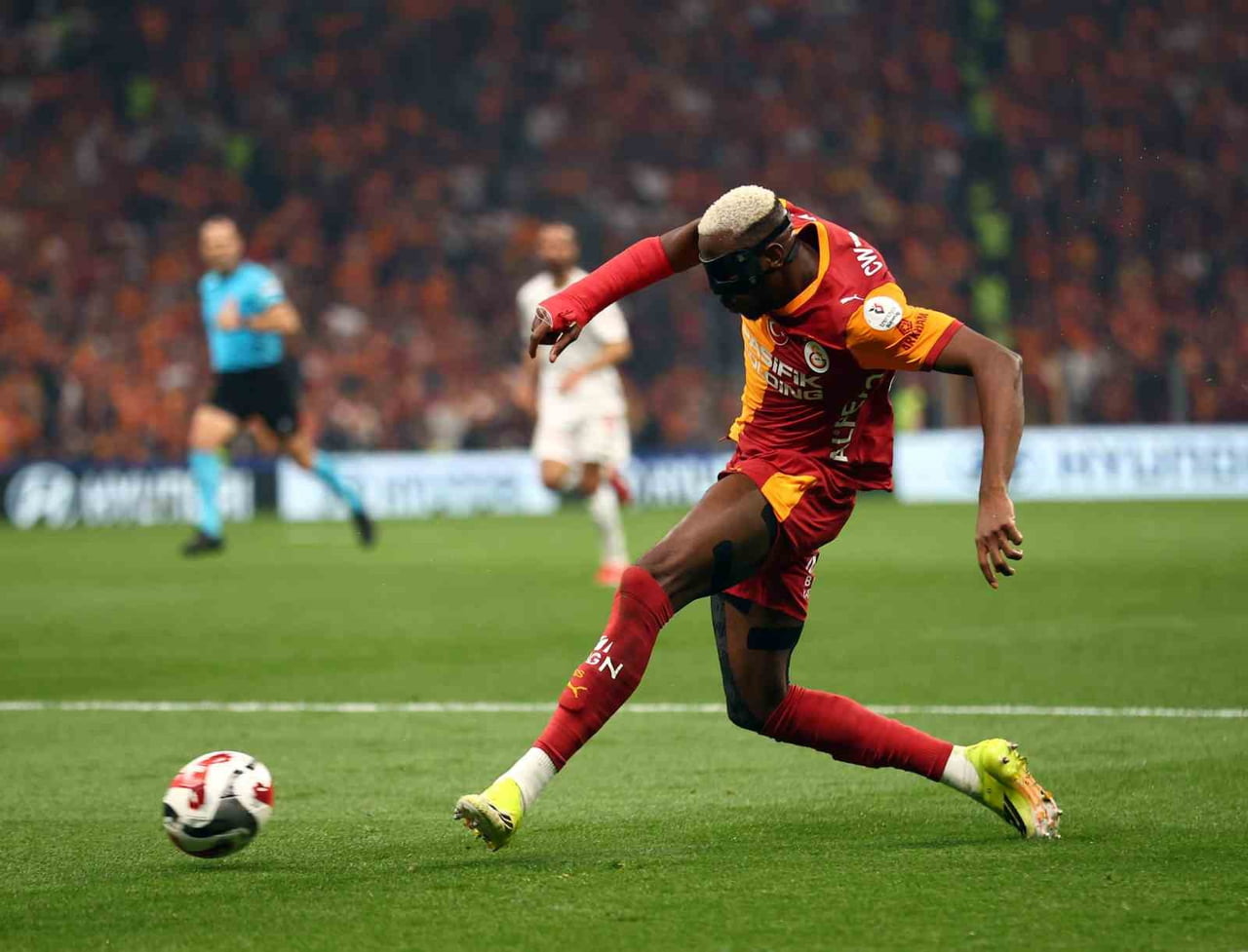 VİCTOR OSİMHEN CEZALI DURUMA DÜŞTÜ