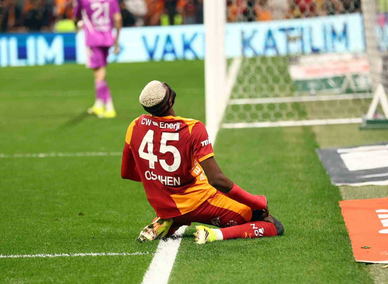 VİCTOR OSİMHEN CEZALI DURUMA DÜŞTÜ