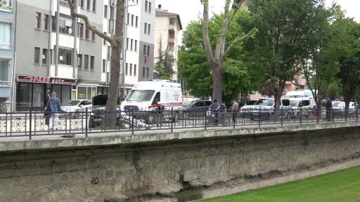 Virajı alamayan otomobil, kaldırımda ağaca çarptı