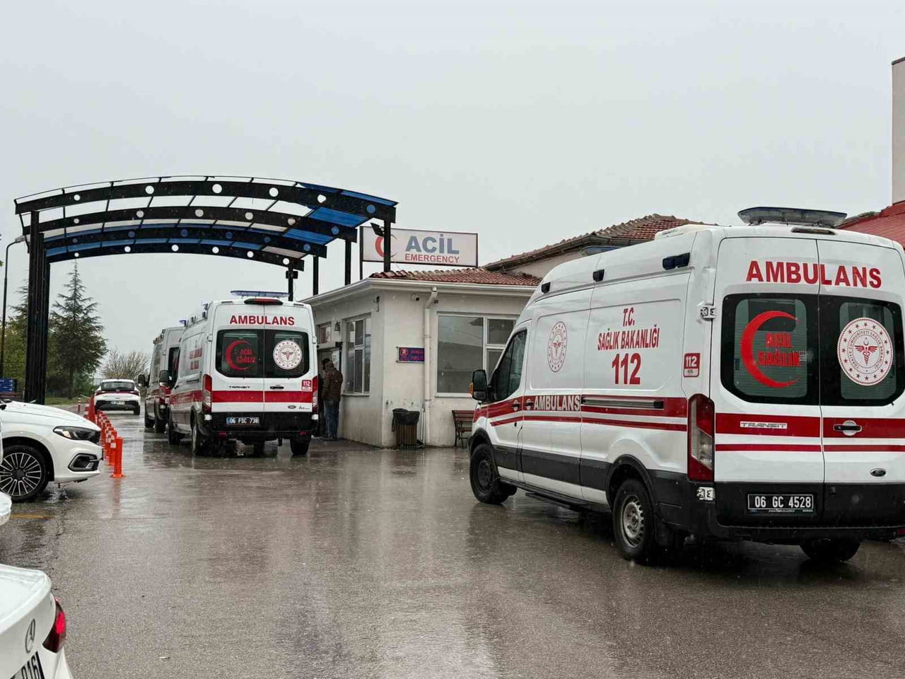 YAĞIŞLI HAVANIN ETKİLİ OLDUĞU ÖĞLE SAATLERİNDE POLATLI-HAYMANA YOLUNDA MEYDANA GELEN TRAFİK...