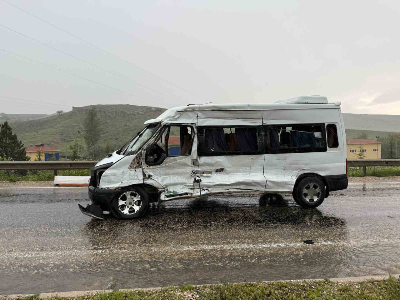 YAĞIŞLI HAVANIN ETKİLİ OLDUĞU ÖĞLE SAATLERİNDE POLATLI-HAYMANA YOLUNDA MEYDANA GELEN TRAFİK...
