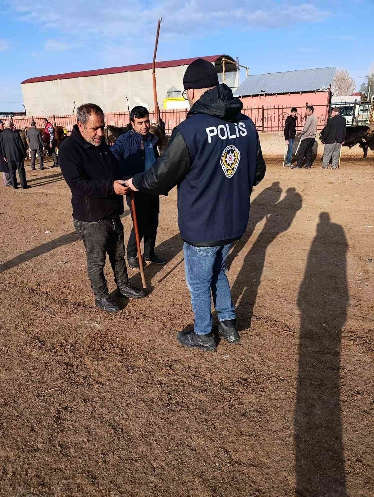 YAKLAŞAN KURBAN BAYRAMI ÖNCESİNDE AĞRI’DA VATANDAŞLARIN HUZUR VE GÜVENLİĞİ İÇİN SAHAYA İNEN POLİS...