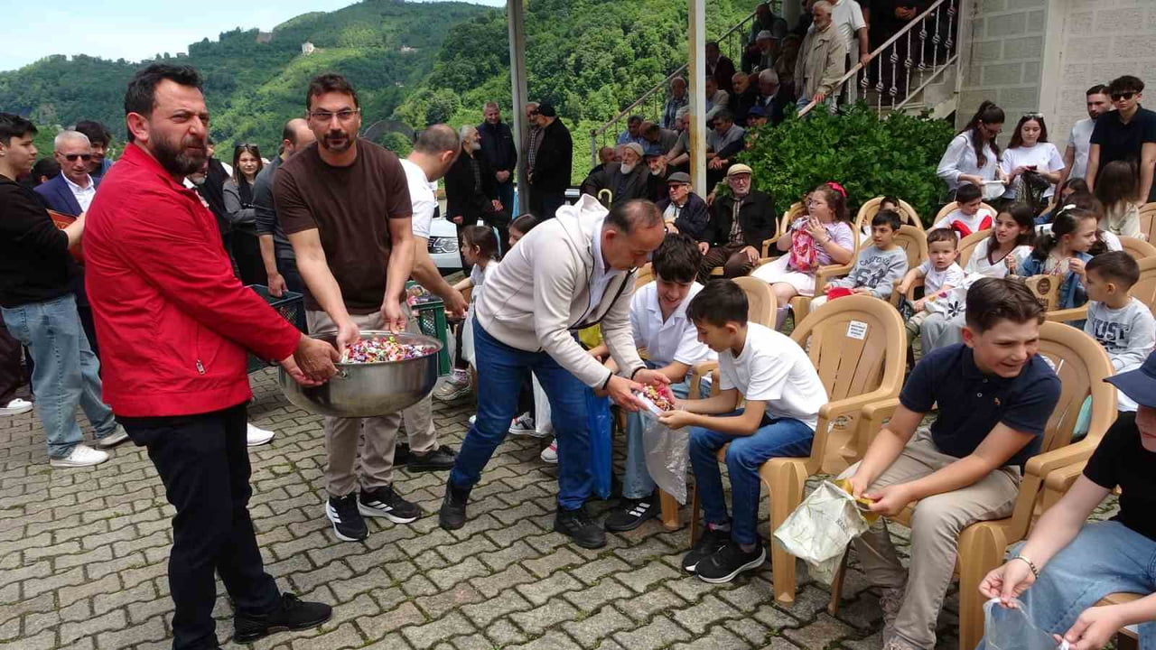 YAKLAŞIK 200 YILDIR SÜRDÜRÜLDÜĞÜ BELİRTİLEN GELENEK, MAHALLEDE BAYRAM COŞKUSUNU ARTIRIRKEN...