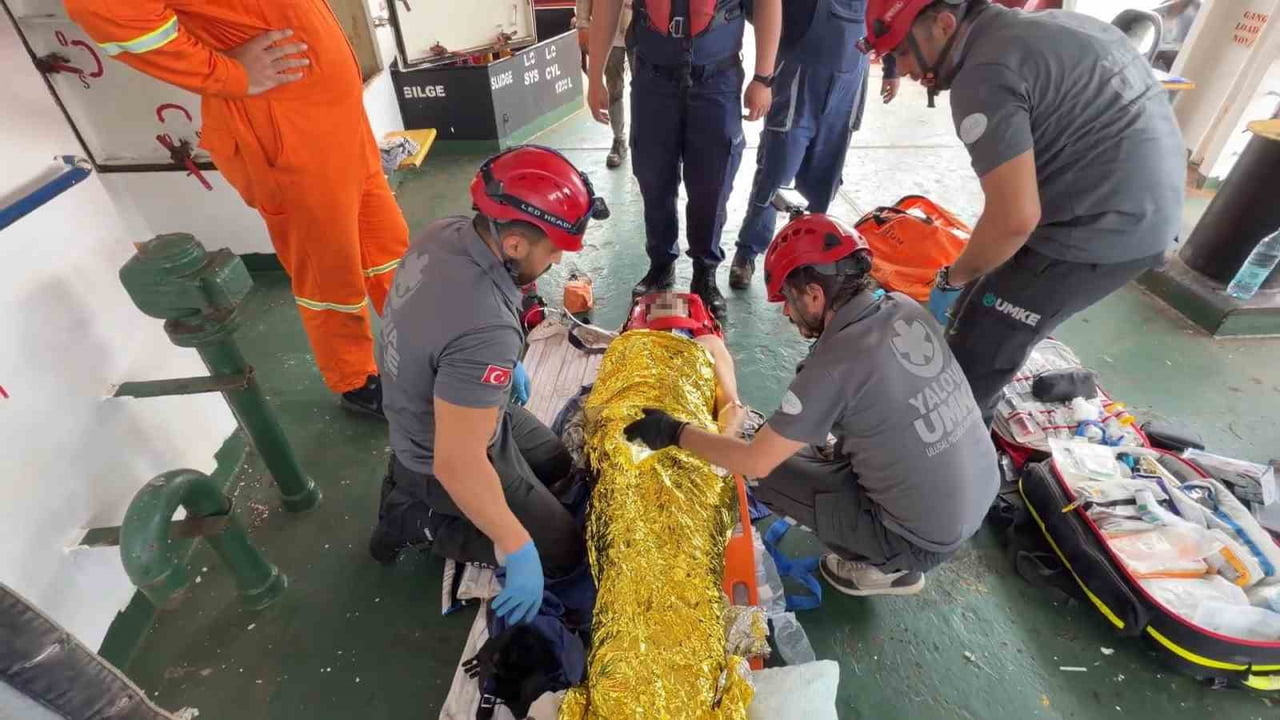YALOVA AÇIKLARINDA KURU YÜK GEMİSİNDE ÇALIŞAN BİR PERSONEL GÜVERTEDEN YÜKSEKTEN DÜŞMESİ SONUCU...