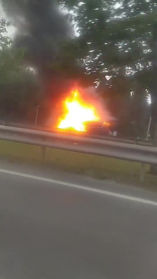 YALOVA-BURSA YOLUNDA SEYİR HALİNDEKİ OTOMOBİL SABAH SAATLERİNDE ALEV ALDI. KISA SÜREDE BÜYÜYEN...