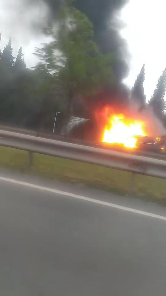 YALOVA-BURSA YOLUNDA SEYİR HALİNDEKİ OTOMOBİL SABAH SAATLERİNDE ALEV ALDI. KISA SÜREDE BÜYÜYEN...