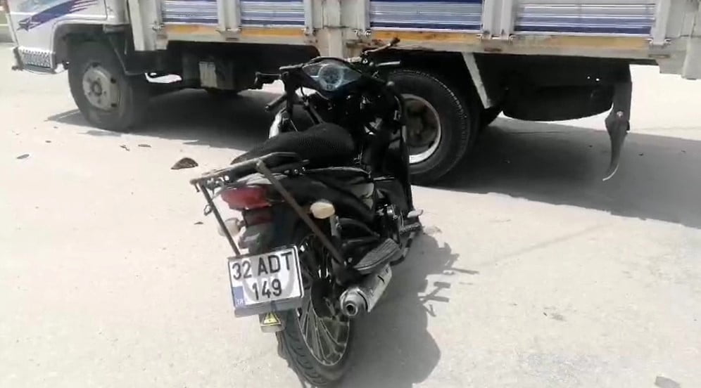 YALVAÇ İLÇESİNDE MOTOSİKLET İLE KAMYONETİN ÇARPIŞMASI SONUCU MOTOSİKLET SÜRÜCÜSÜ...