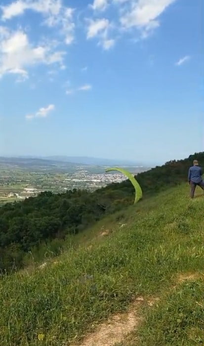 YAMAÇ PARAŞÜTÜ YAPAN BİR KİŞİ, HAVALANDIKTAN KISA SÜRE SONRA KONTROLÜNÜ KAYBEDEREK PARAŞÜTÜYLE...