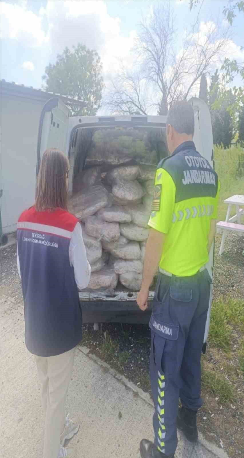 YAPILAN İNCELEMELERDE ARAÇ İÇERİSİNDE TOPLAM 1 TON 200 KİLOGRAM MUMBAR BULUNDUĞU TESPİT EDİLDİ....