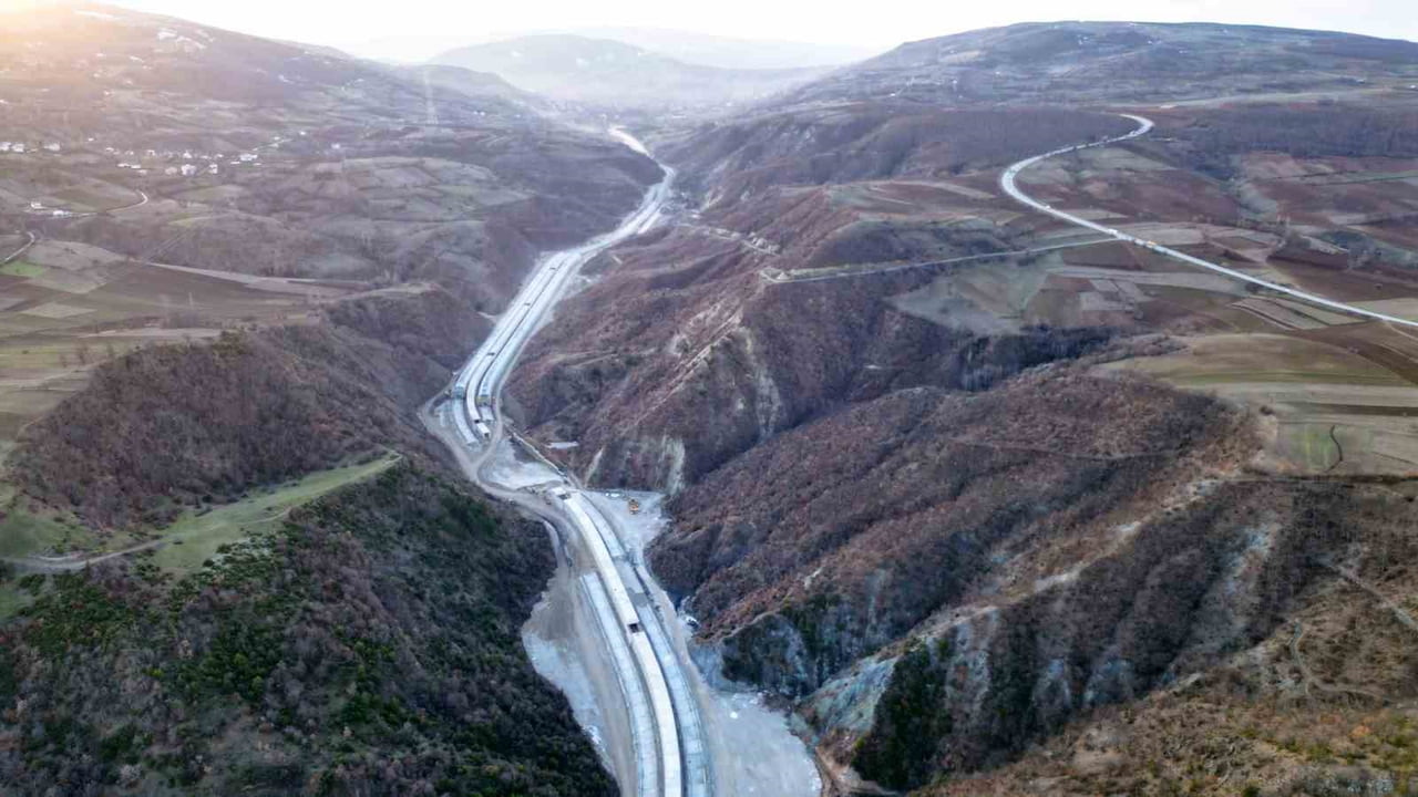 YAPIMI DEVAM EDEN TOKAT-NİKSAR KARAYOLU'NDA İNCELEMELERDE BULUNAN ULAŞTIRMA VE ALTYAPI BAKANI...