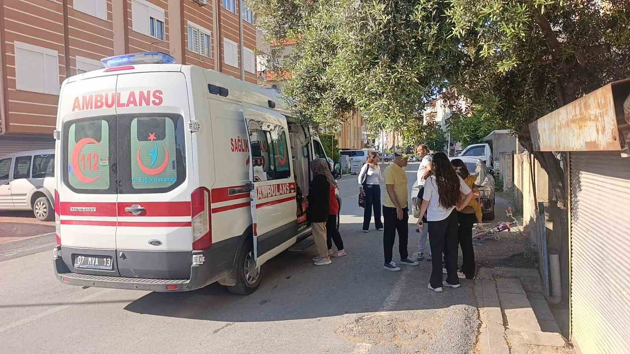 YARALANAN KIZ ÇOCUĞU, 112 SAĞLIK EKİPLERİNİN OLAY YERİNDEKİ MÜDAHALESİNİN ARDINDAN AMBULANSLA...