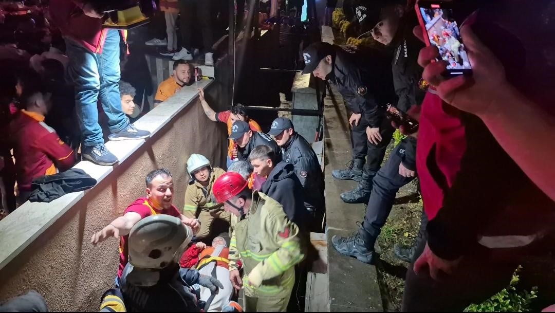 YARALI KADIN, EKİPLER TARAFINDAN KURTARILARAK HASTANEYE KALDIRILDI.