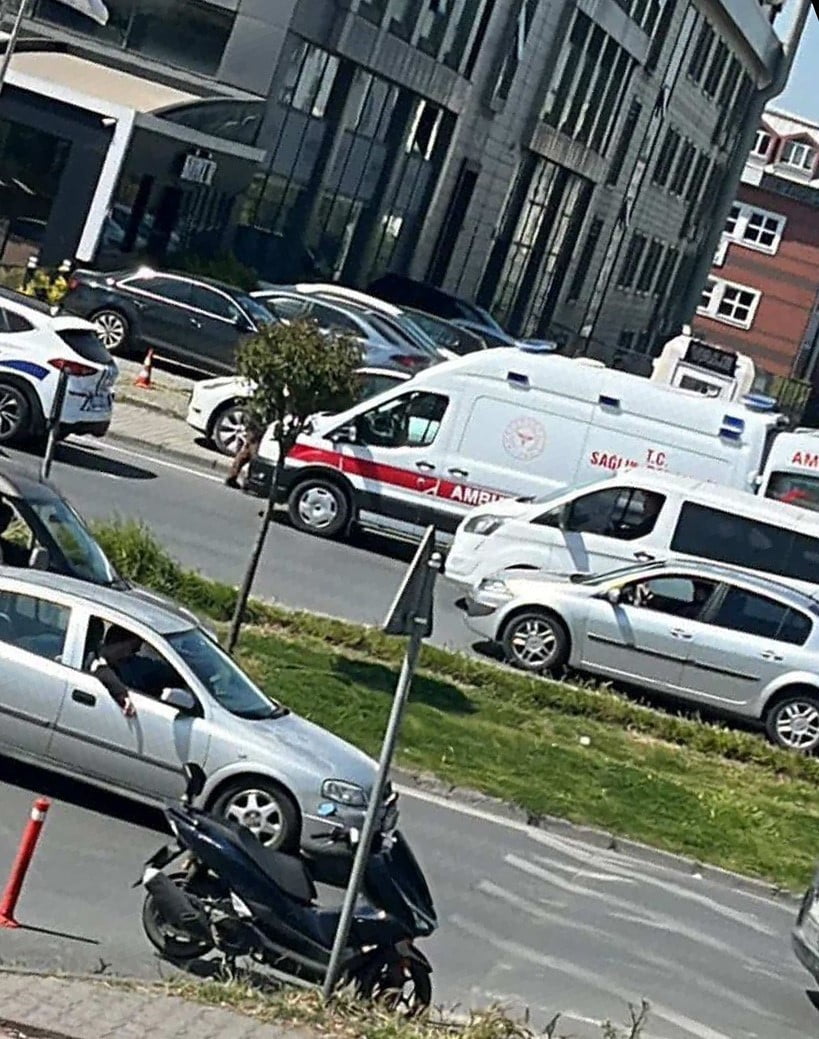 YARALI ŞAHIS AMBULANSLA HASTANEYE KALDIRILDI