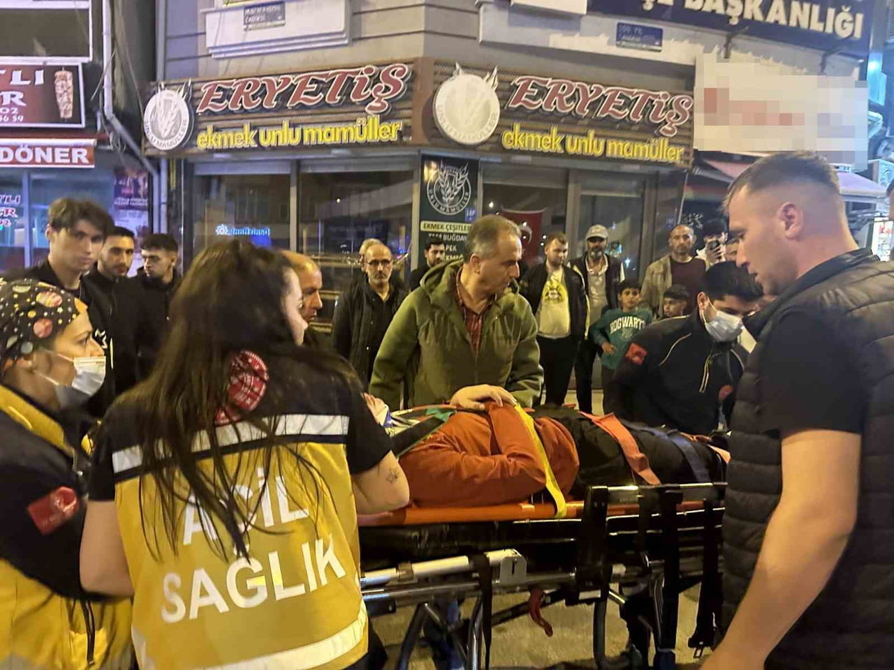 YARALI SEDYEYLE AMBULANSA TAŞINDI.