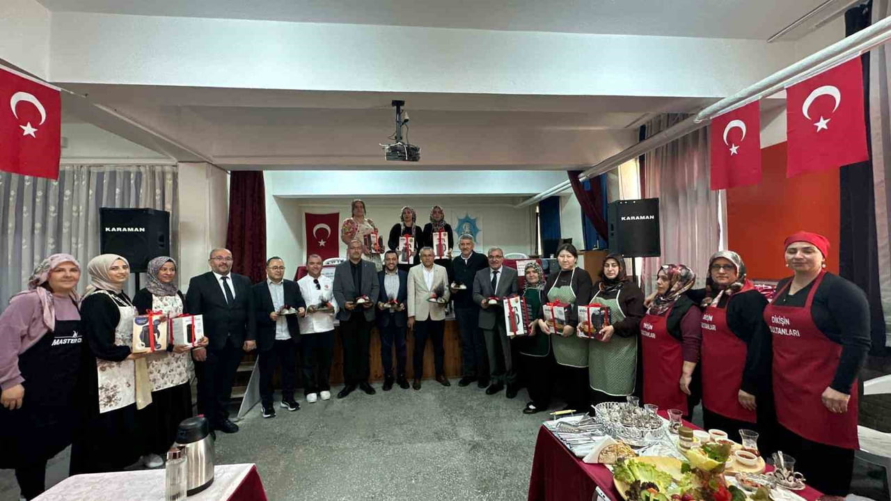 YARIŞMA JÜRİ ÜYELERİNİN DERECEYE GİREN ANNELERE HEDİYELERİNİ TAKDİM ETMESİ VE ÇEKİLEN HATIRA...