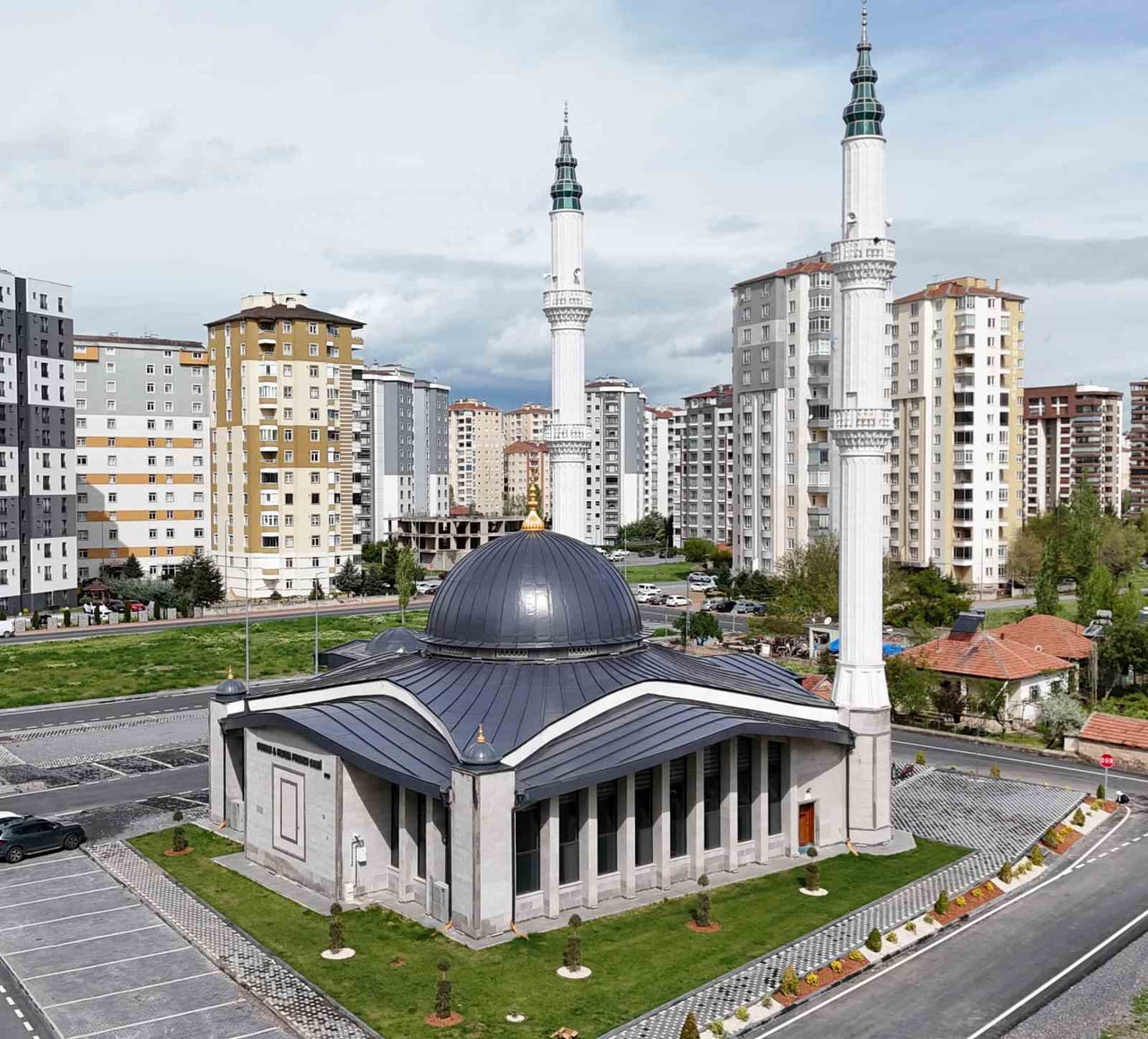 YATIRIM VE HİZMETTE ÖNCÜ ROL ÜSTLENEN MELİKGAZİ BELEDİYESİ, YILDIRIM BEYAZIT MAHALLESİ’NDE YAPIMI...