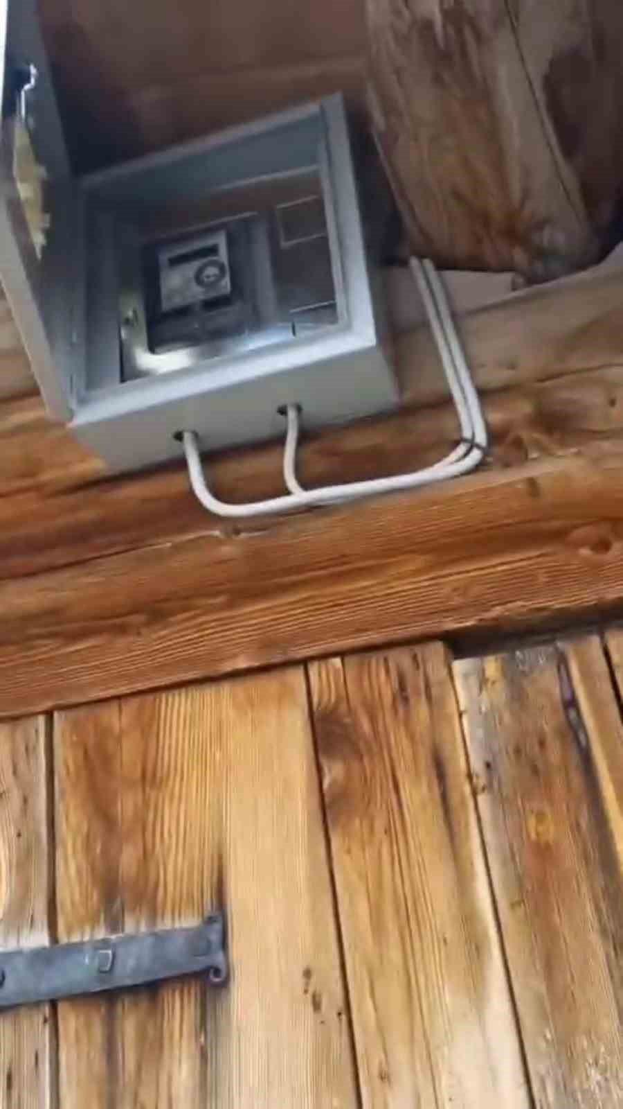 YAYLADA BULUNAN EVİNDE AYININ OLUŞTURDUĞU HASARLA KARŞI KARŞIYA KALAN YALÇIN ŞAHİN’İN YAPTIĞI...