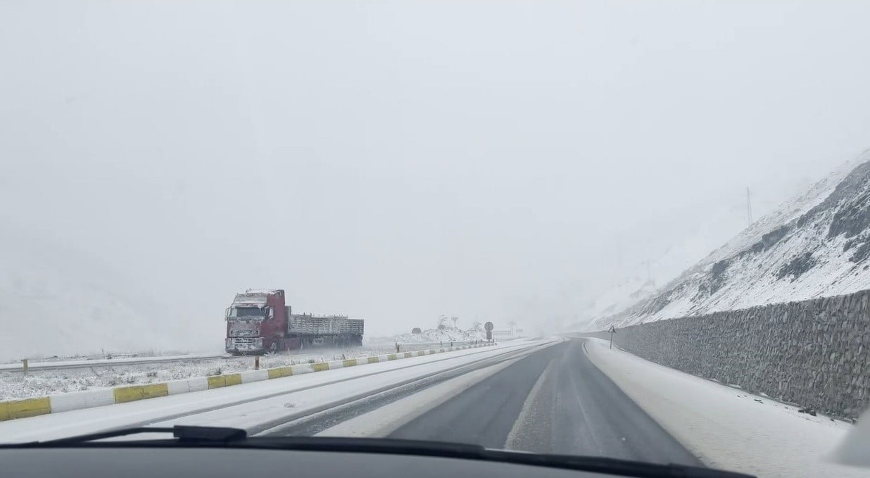 YAZ MEVSİMİNE SAYILI GÜNLER KALA, SAKALTUTAN GEÇİDİ’NDE KAR YAĞIŞI GÖRÜLDÜ. ERZİNCAN-SİVAS KARA...