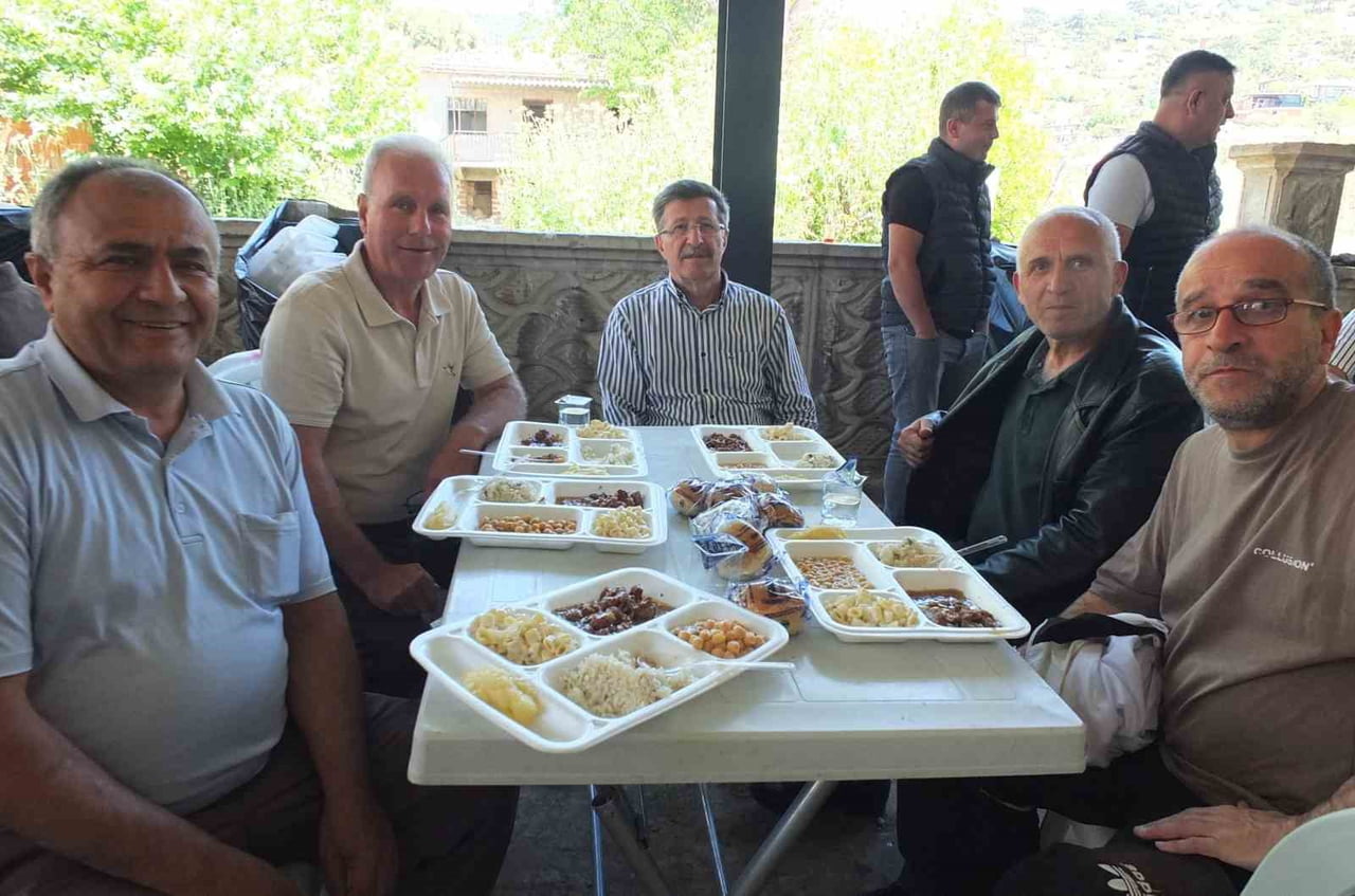 YEMEK YİYENLER