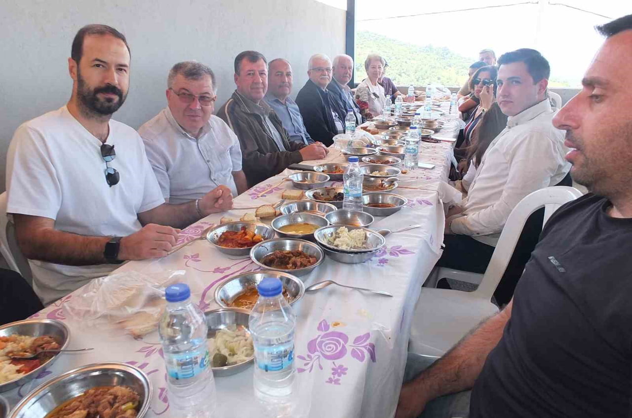 YEMEK YİYENLER