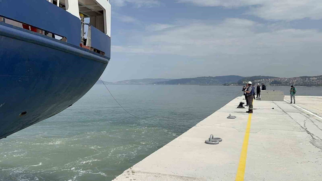 YENİ RIHTIMA YANAŞAN YABANCI BAYRAKLI GEMİYE YURT DIŞINA GÖNDERİLMEK ÜZERE ÇİMENTO YÜKLEMESİ...