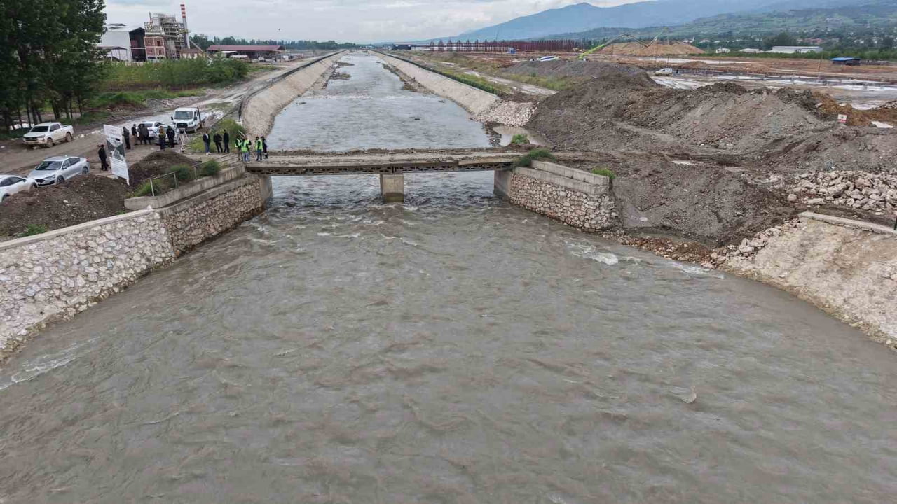YENİ YEŞİL KÜÇÜK SANAYİ SİTESİ BÖLGESİNDEKİ BİR KÖPRÜNÜN KONTROLLÜ OLARAK YIKIMINA...