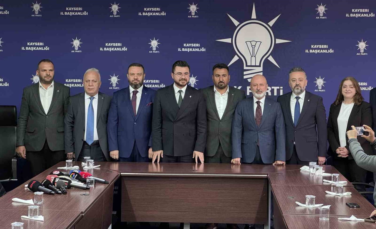 YENİDEN REFAH PARTİSİ'NDEN (YRP) İSTİFA EDEN 4 MECLİS ÜYESİ, TÖRENLE AK PARTİ'YE GEÇTİ