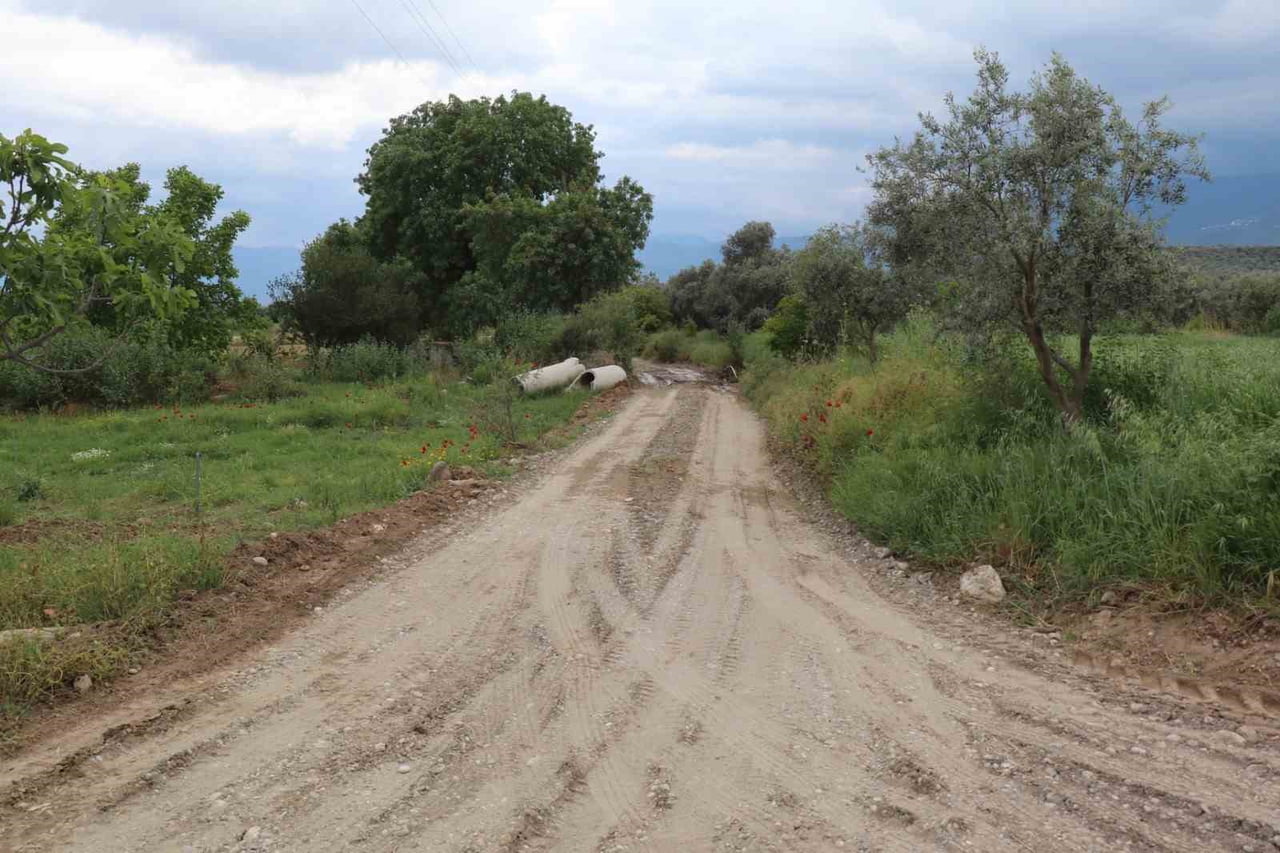 YENİKÖY MAHALLESİ’NDE YOL VE TAŞ DUVAR ÇALIŞMALARI DEVAM EDİYOR