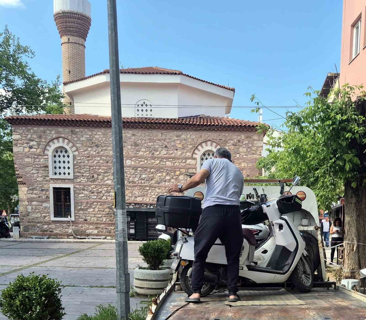 YENİŞEHİR İLÇE EMNİYET MÜDÜRLÜĞÜ EKİPLERİ, HER ALANDA OLDUĞU GİBİ TRAFİKTE DE DENETİMLERİNİ...