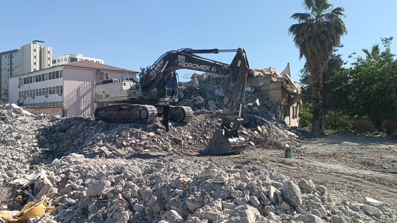 YERİNDE DÖNÜŞÜM KAPSAMINDA OKULUN YANINDAKİ 6 BLOKTAN OLUŞAN 5 KATLI BİNALARIN YIKIMI...