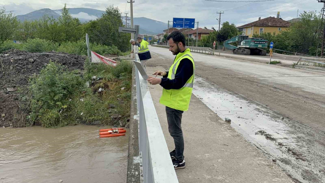YEŞİLIRMAK’IN TAŞMASIYLA TARIM ARAZİLERİ SULAR ALTINDA KALAN TURHAL’DA, KÖY YOLUNA TAŞ SET...